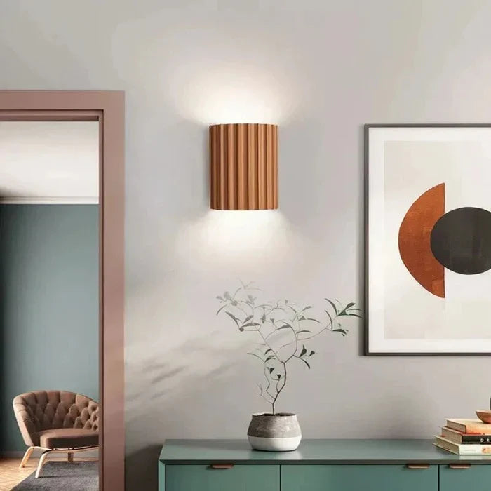 Kunstnerisk veggbelysning ideell for moderne stue. Dekorativ og funksjonell lampe.