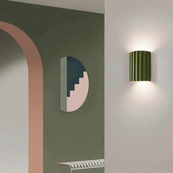 Designer vegglampe for nordisk hjemmeinnredning. Kunstnerisk belysning med stil.