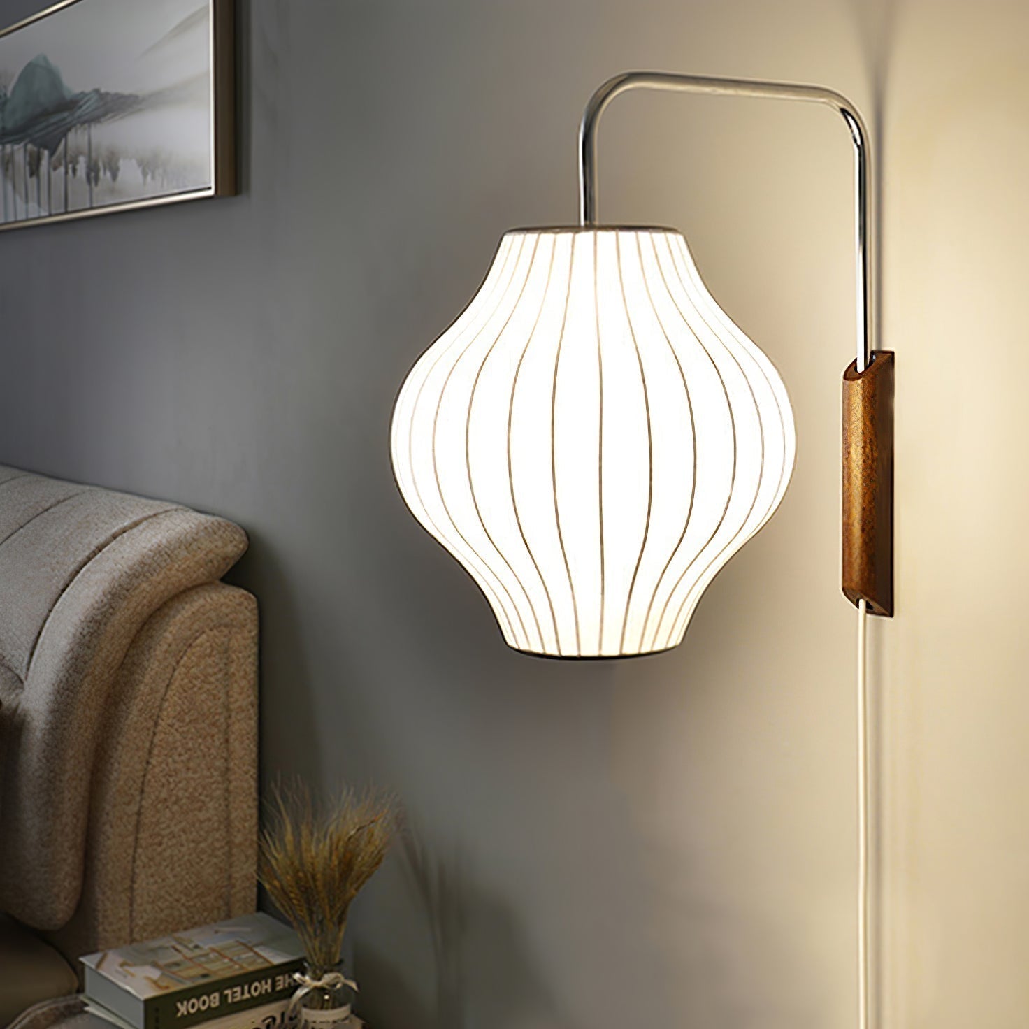 Moderne vegglampe med elegant design, polymer og stål, diffust lys, perfekt for soverom og oppholdsrom.