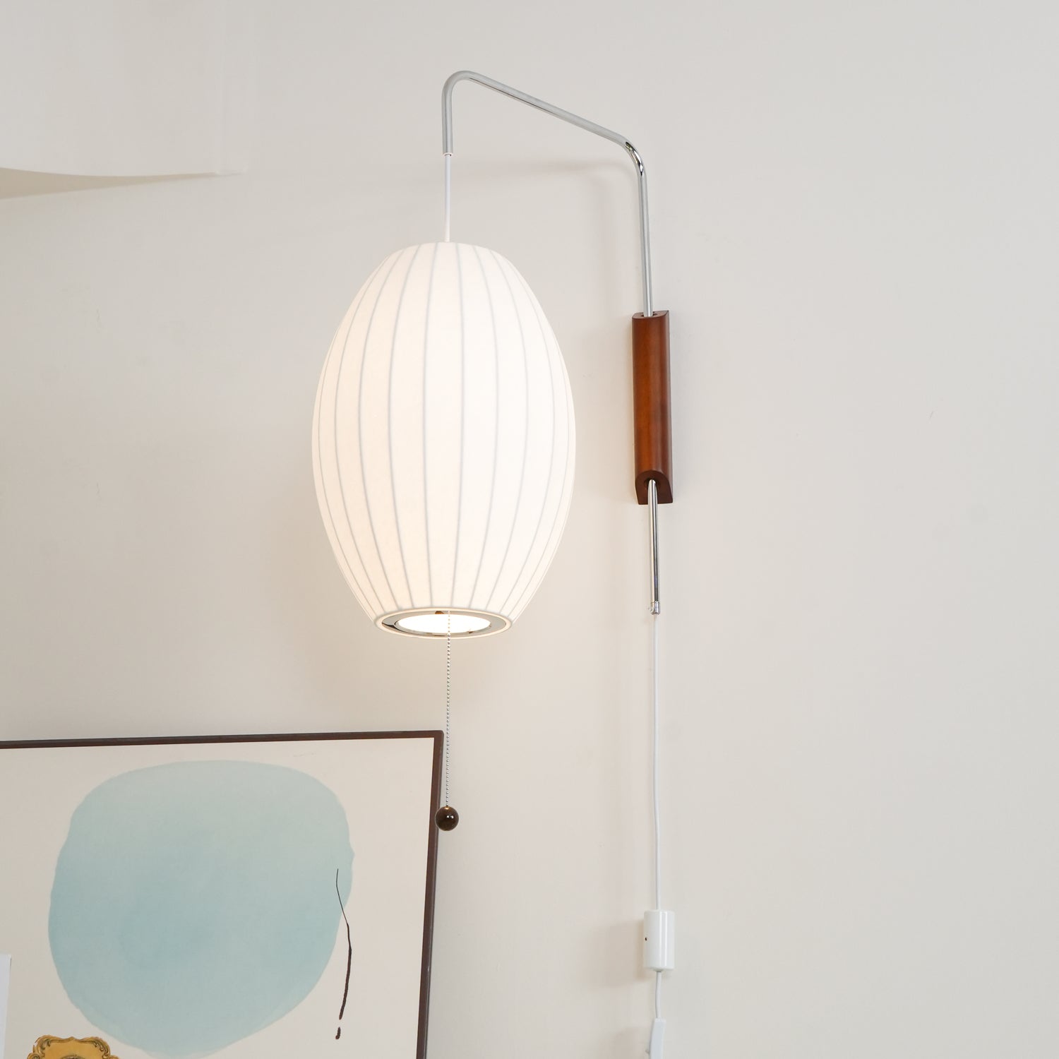 Moderne vegglampe med elegant design, polymer og stål, diffust lys, perfekt for soverom og oppholdsrom.