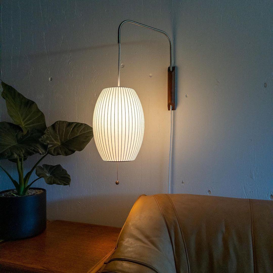 Moderne vegglampe med elegant design, polymer og stål, diffust lys, perfekt for soverom og oppholdsrom.