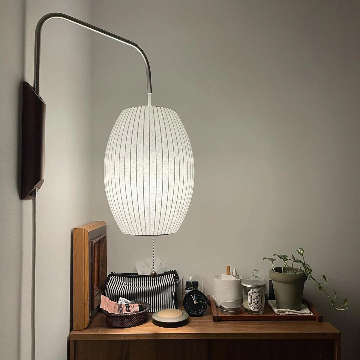 Moderne vegglampe med elegant design, polymer og stål, diffust lys, perfekt for soverom og oppholdsrom.