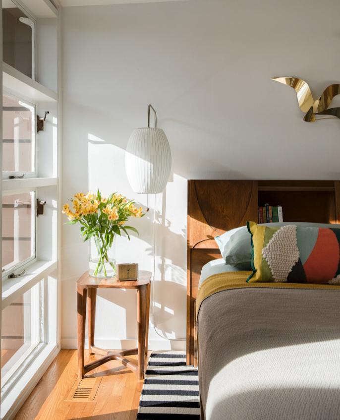 Moderne vegglampe med elegant design, polymer og stål, diffust lys, perfekt for soverom og oppholdsrom.