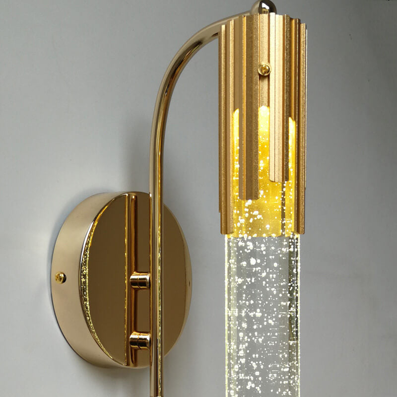 LED-vegglampe med krystalldetaljer som gir et elegant og varmt lys. En moderne touch til interiøret.