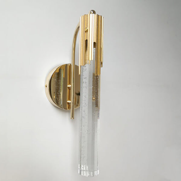 Minimalistisk og elegant vegglampe med krystall. Perfekt for moderne interiørdesign og stemningslys.