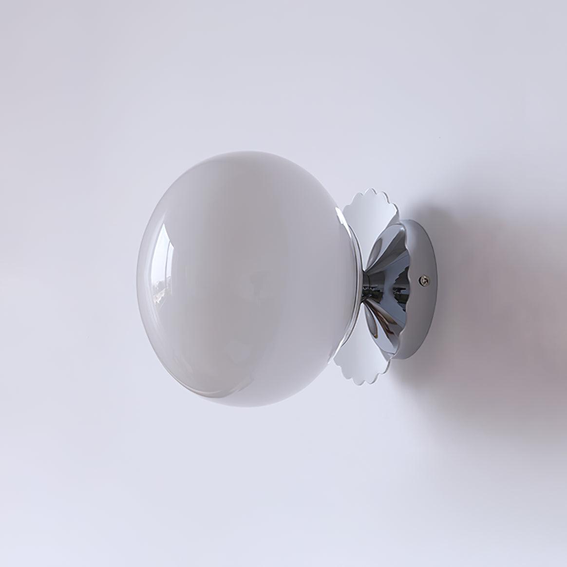 "Moderne vegglampe med rosa glasskjerm og metallramme, gir elegant stil til hjemmet ditt. Perfekt for stue eller soverom."
