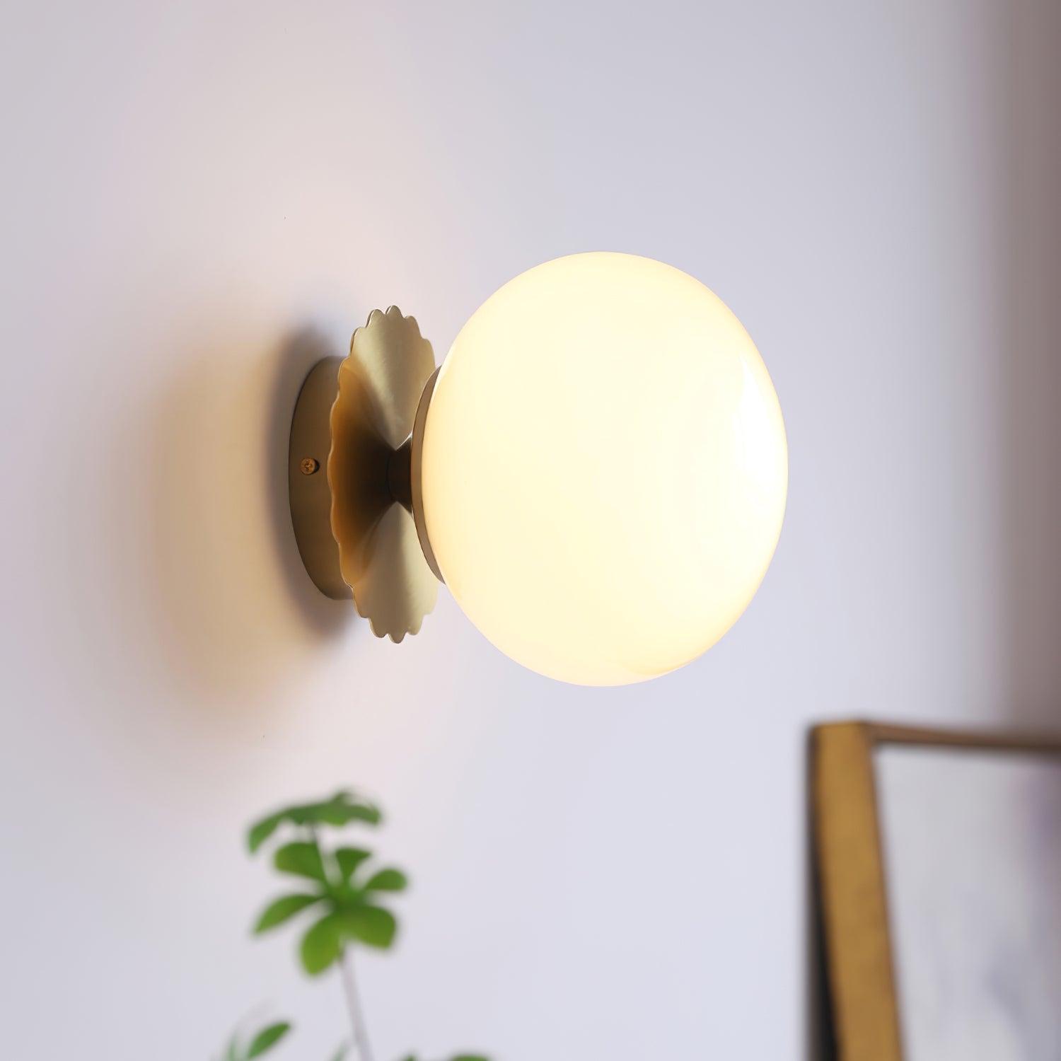 "Moderne vegglampe med rosa glasskjerm og metallramme, gir elegant stil til hjemmet ditt. Perfekt for stue eller soverom."