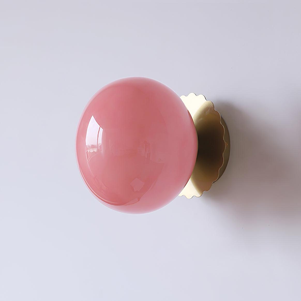 "Moderne vegglampe med rosa glasskjerm og metallramme, gir elegant stil til hjemmet ditt. Perfekt for stue eller soverom."