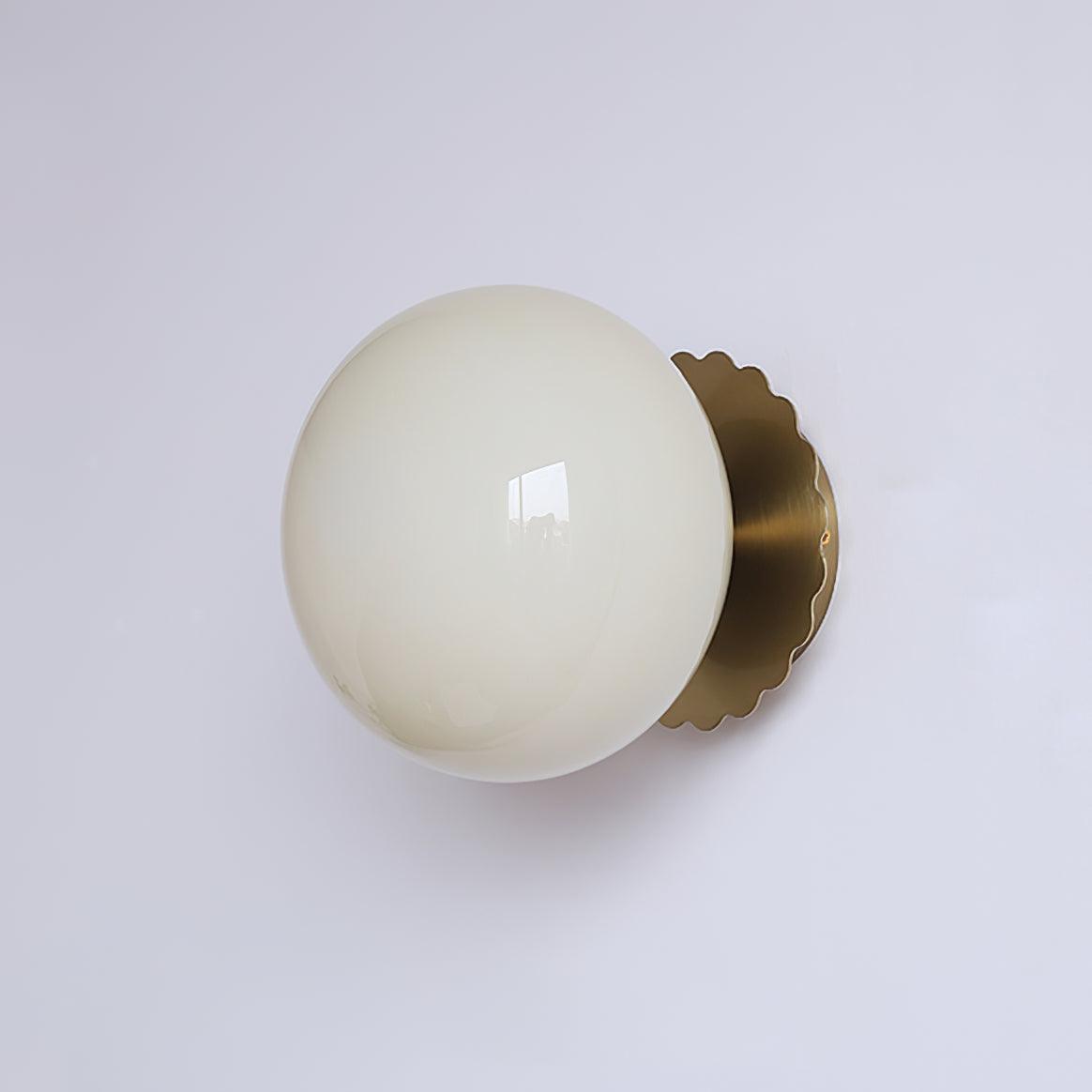 "Moderne vegglampe med rosa glasskjerm og metallramme, gir elegant stil til hjemmet ditt. Perfekt for stue eller soverom."