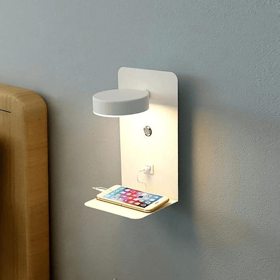 Energieffektiv vegglampe med dimbar LED, roterbart hode og USB-port; perfekt for leselys i moderne interiør.