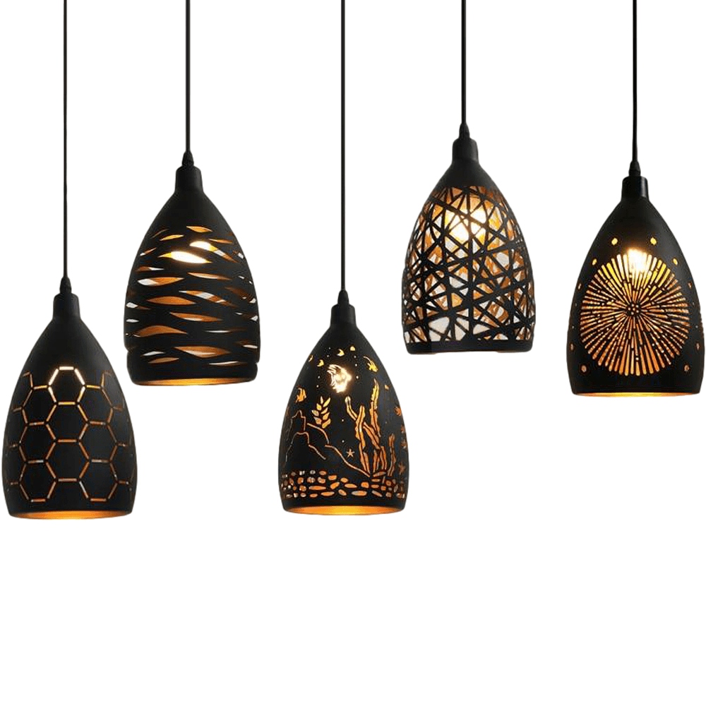 "Mønstret metallpendellampe med justerbar ledning, svart sokkel, lyseffekt gjennom unikt design, taklampe."