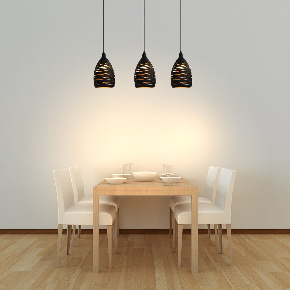 "Mønstret metallpendellampe med justerbar ledning, svart sokkel, lyseffekt gjennom unikt design, taklampe."