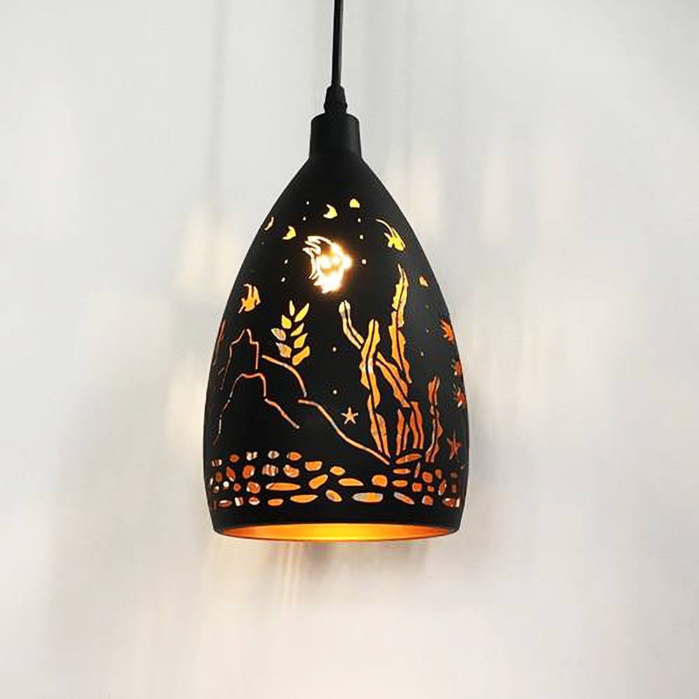 "Mønstret metallpendellampe med justerbar ledning, svart sokkel, lyseffekt gjennom unikt design, taklampe."