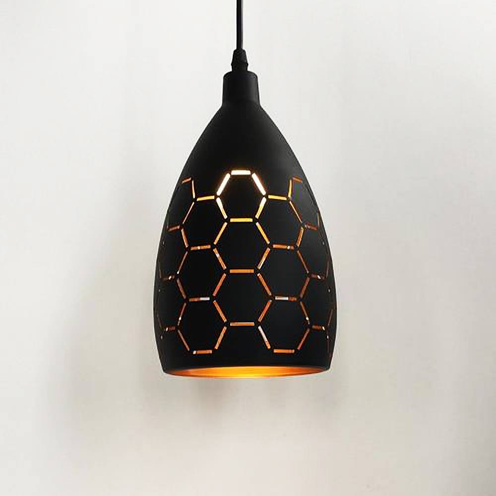 "Mønstret metallpendellampe med justerbar ledning, svart sokkel, lyseffekt gjennom unikt design, taklampe."