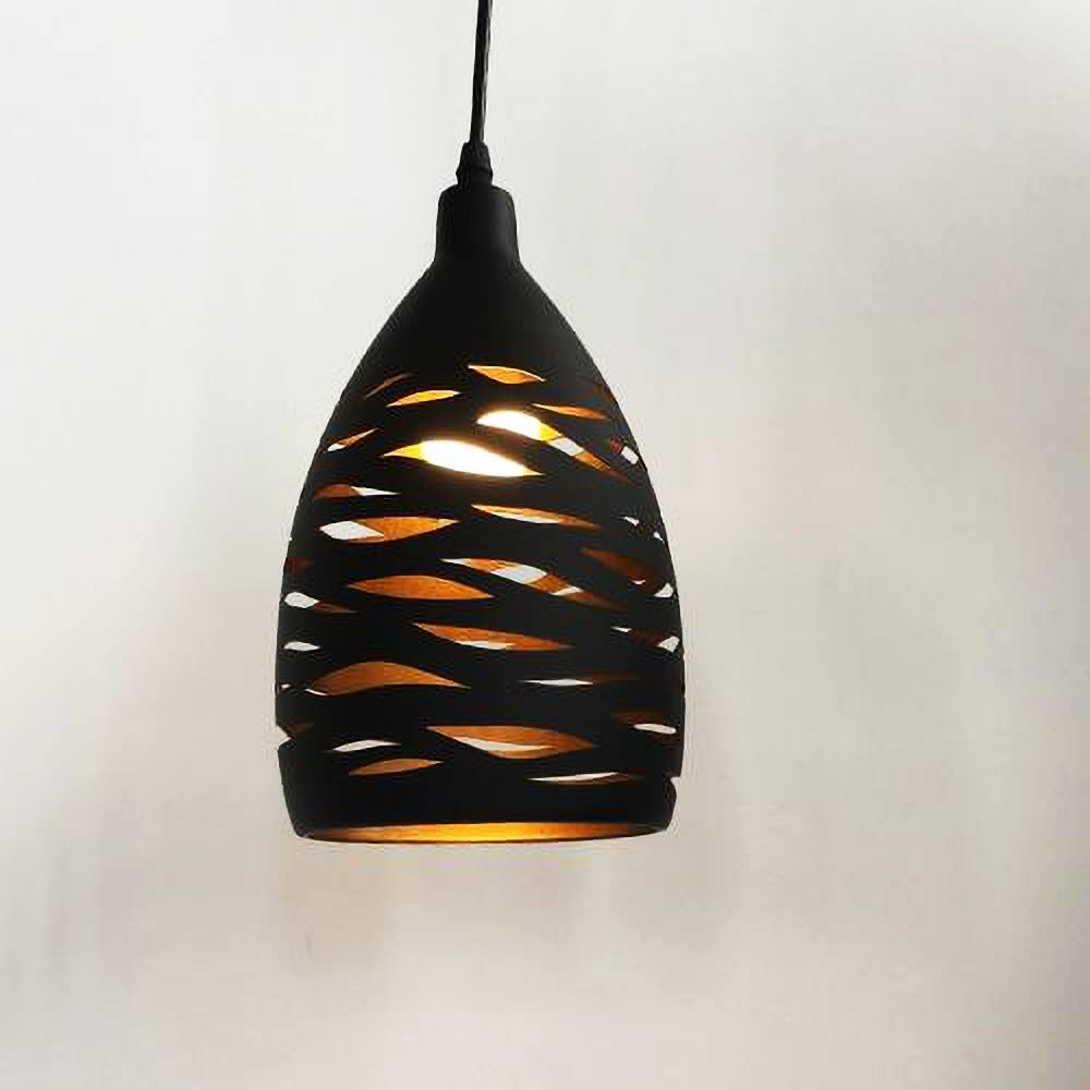 "Mønstret metallpendellampe med justerbar ledning, svart sokkel, lyseffekt gjennom unikt design, taklampe."