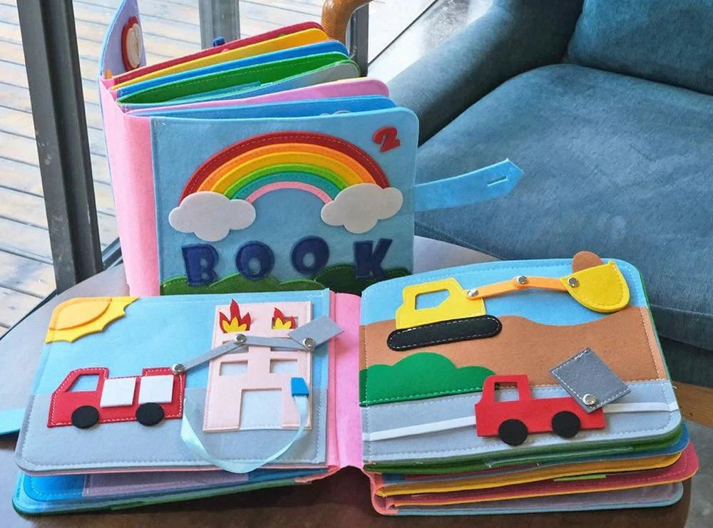 Nærbilde av en side i den pedagogiske Montessori-eventyrboken, interaktiv læring for barn