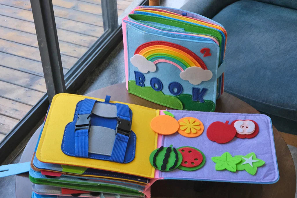 Samling av interaktive elementer i en Montessori-eventyrbok for barn, fremmer læring og lek