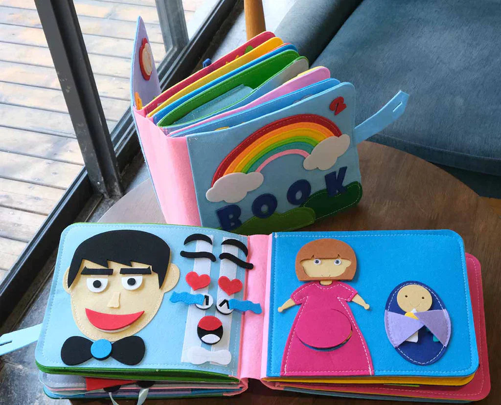 Glade barn utforsker en blå Montessori aktivitetsbok, engasjerende for finmotorikk og kreativitet