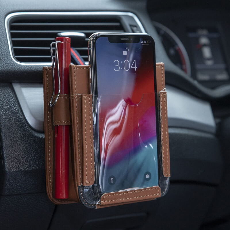 Bilorganisering med integrert telefonholder. Hold mobilen trygg og tilgjengelig i denne bilorganiseringen.