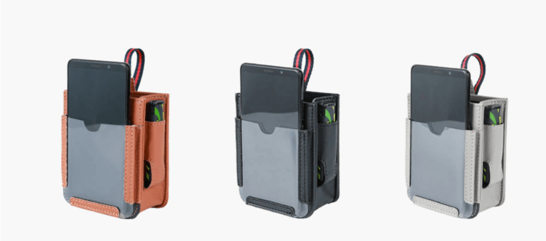 Detaljbilde av flere rom i bilorganiseringen. Effektiv billommeveske for penner, nøkler og mobil.