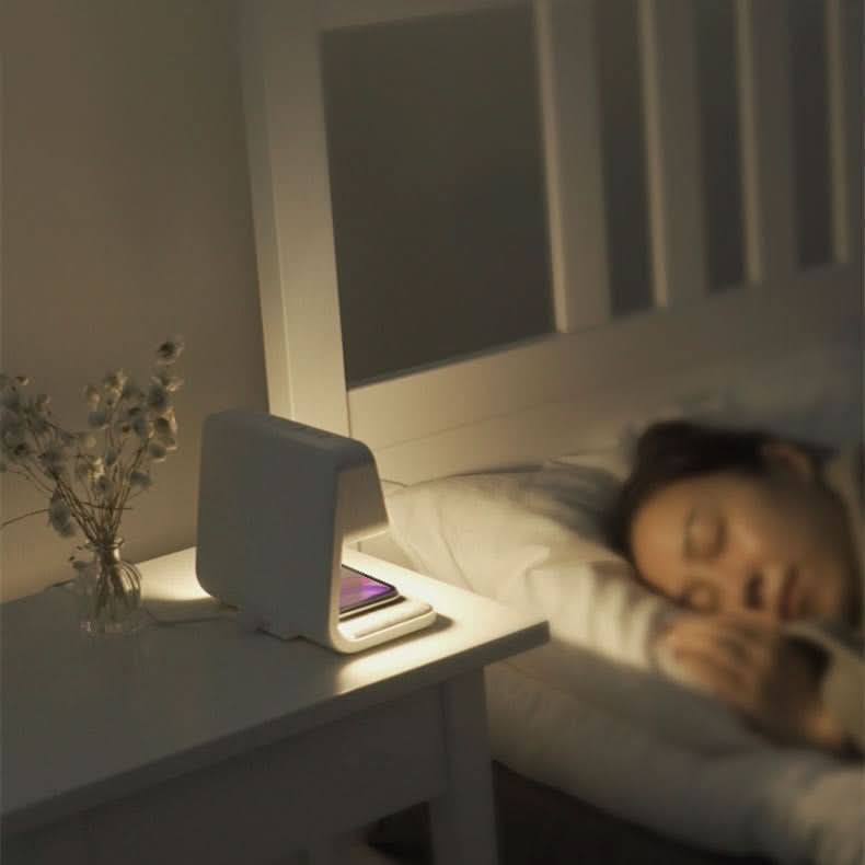 Kompakt smartlampe med trådløs QI-lader, berøringskontroll og dimmbar LED-belysning for optimal funksjon.