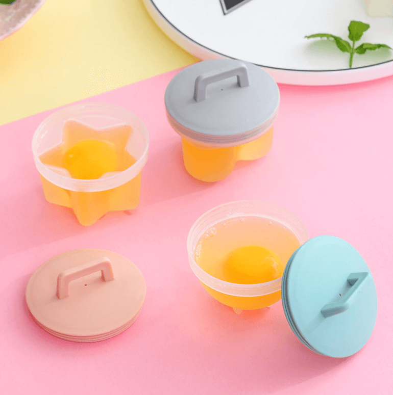 Varierte eggemåltider: posjerte egg eller kokte uten skall fra dette allsidige eggekoker settet.