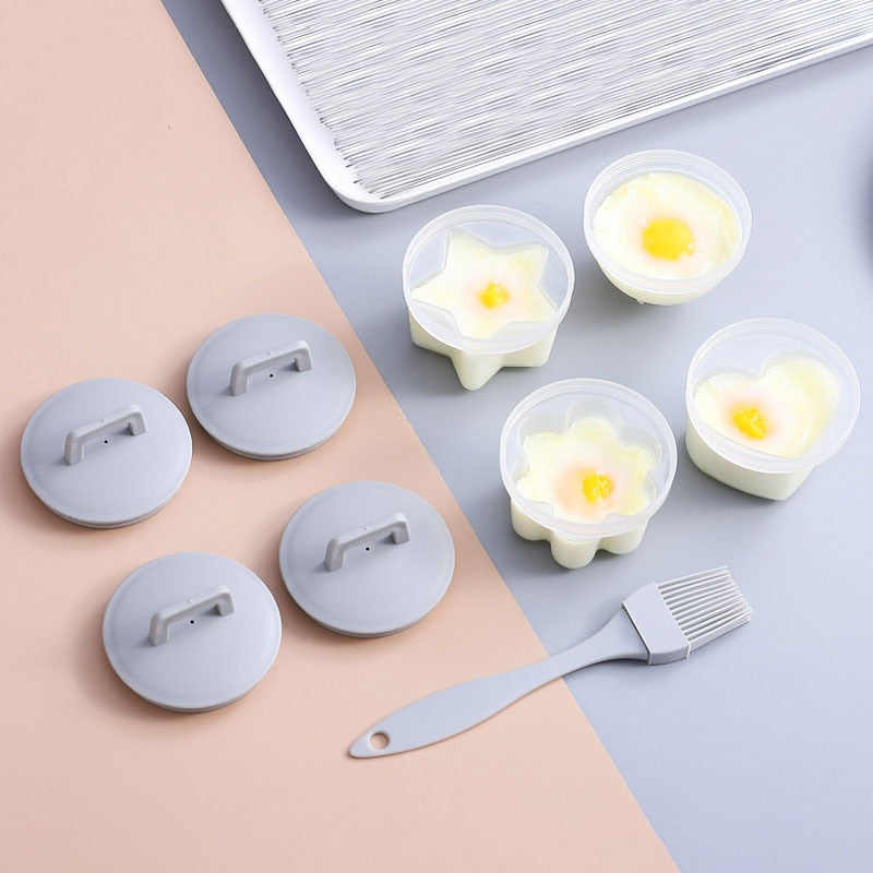 Nærbilde av en nonstick silikon eggform, klar til bruk for enkel eggeposjering eller koking.