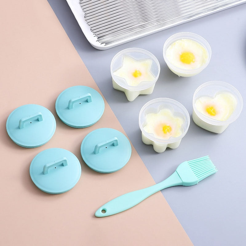 Eggekokere i silikon flyter i kokende vann, forbereder skallfrie egg for en sunn frokost.