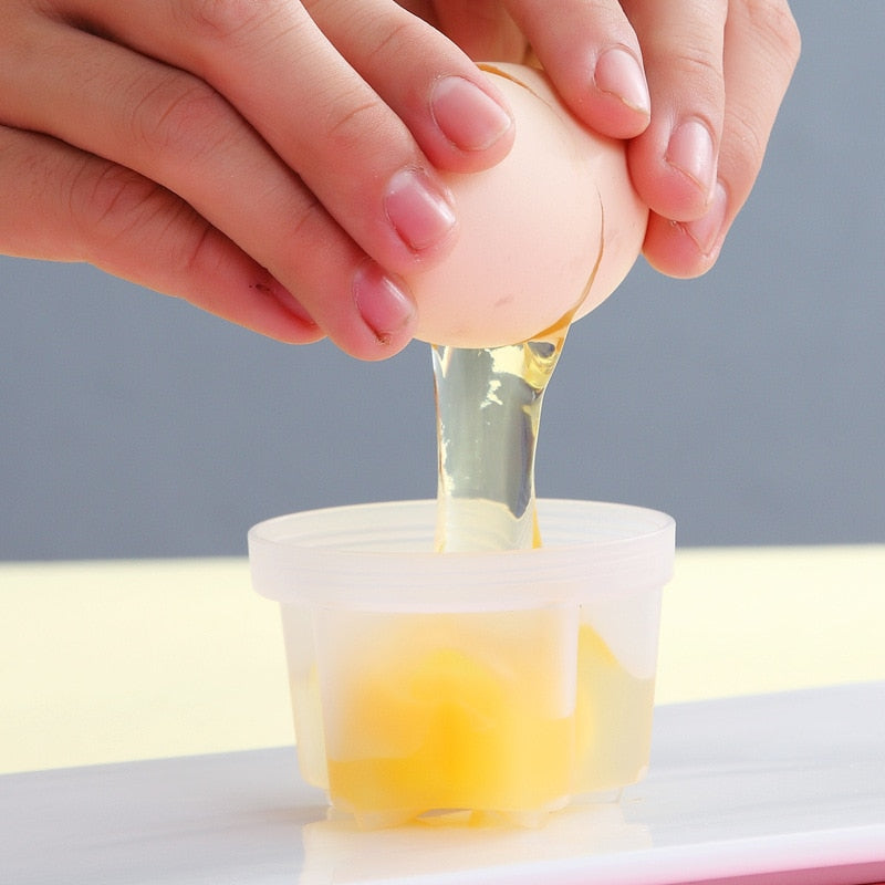Frokostbord med nylagde, skallfrie egg fra BPA-frie silikonformer; raskt og sunt.