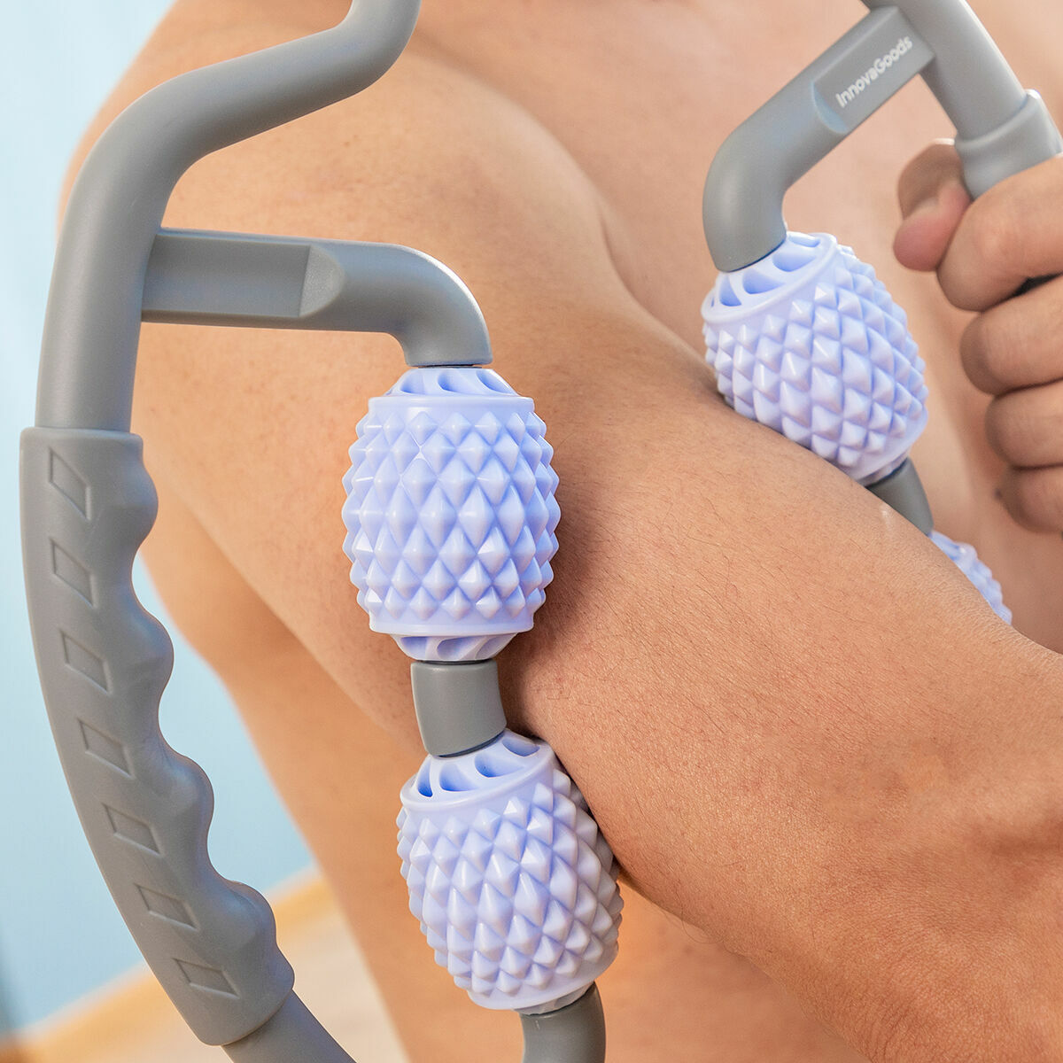 "Muskelmassasjerulle med 360° roterende trykkpunkter, ergonomisk design, 4 ruller, gir kraftig muskelmassasje."