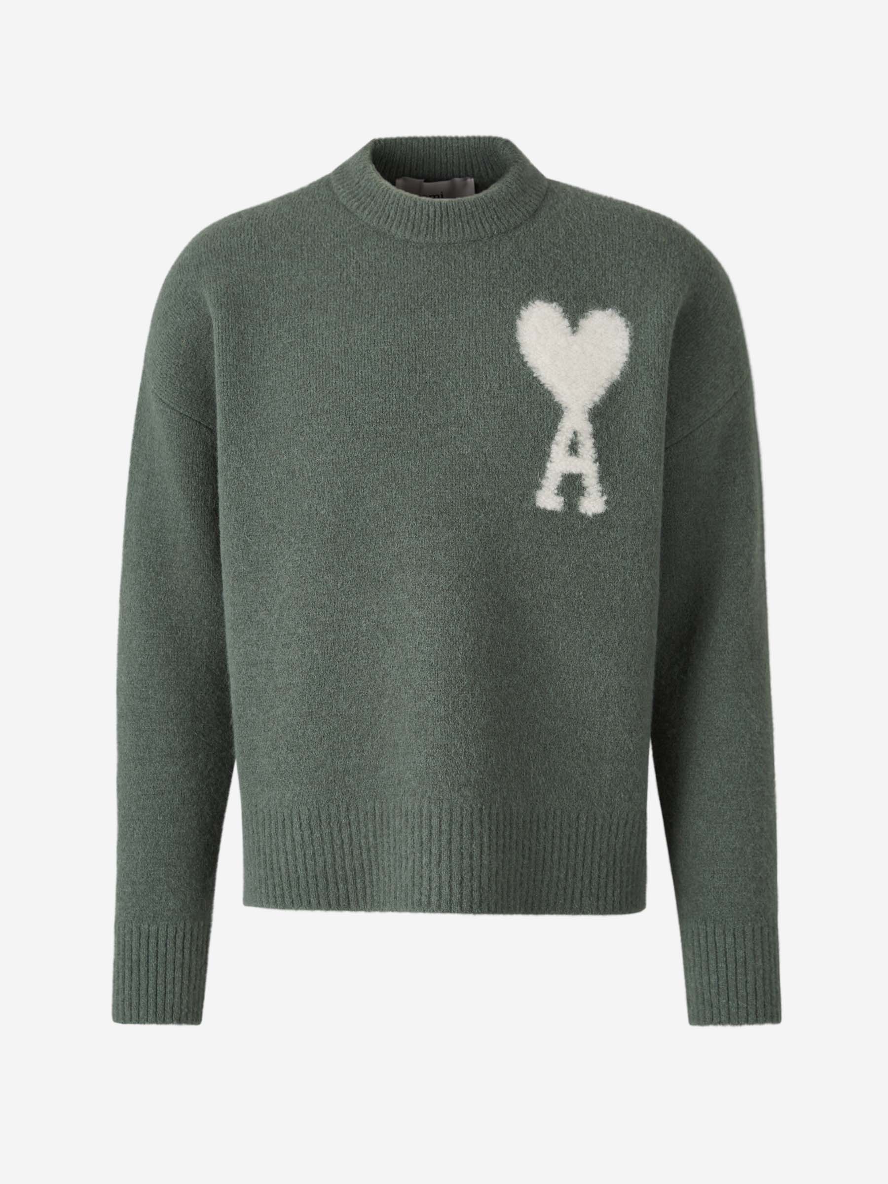 Myk, brodert hjertegenser for kvinner, stilfullt design med delikate hjertebroderi, passer til jeans eller skjørt.