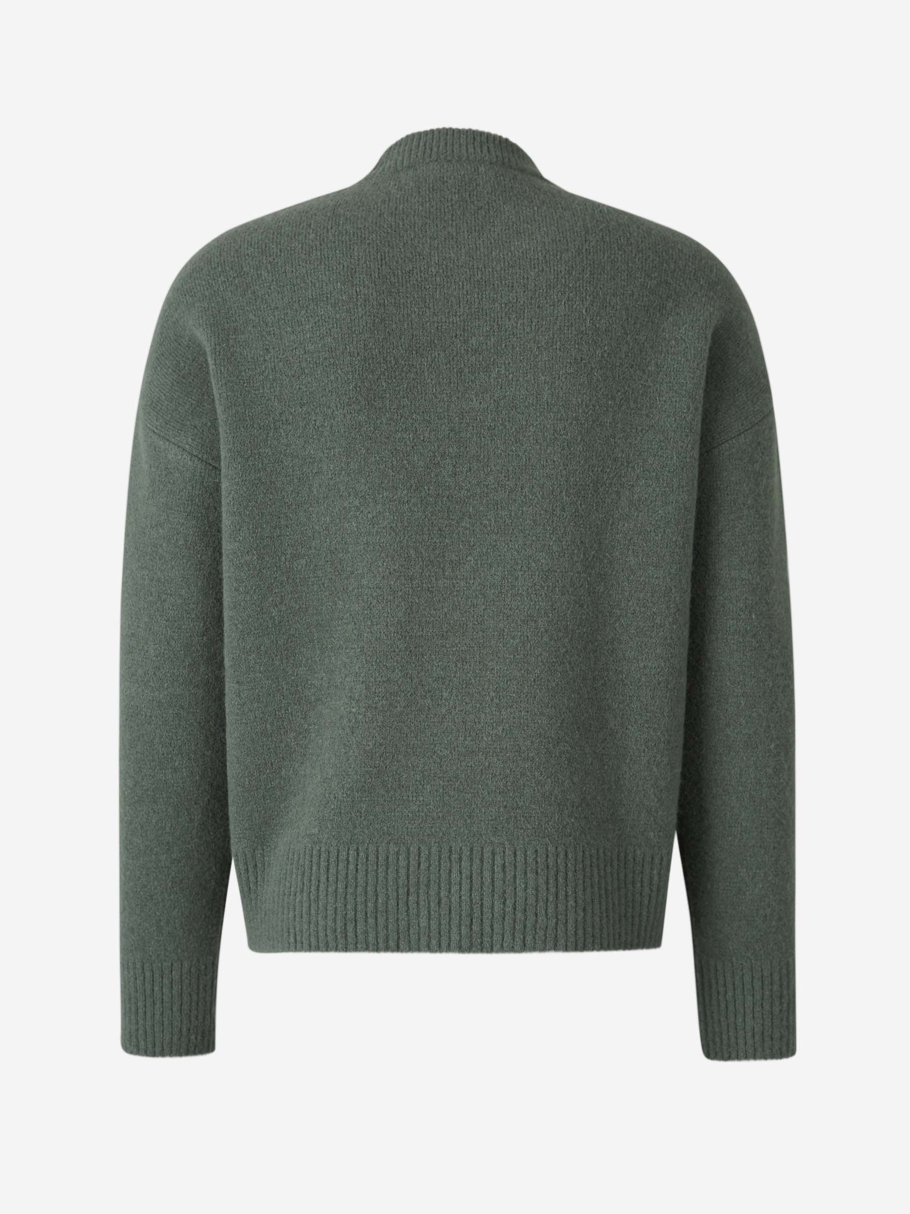 Myk, brodert hjertegenser for kvinner, stilfullt design med delikate hjertebroderi, passer til jeans eller skjørt.