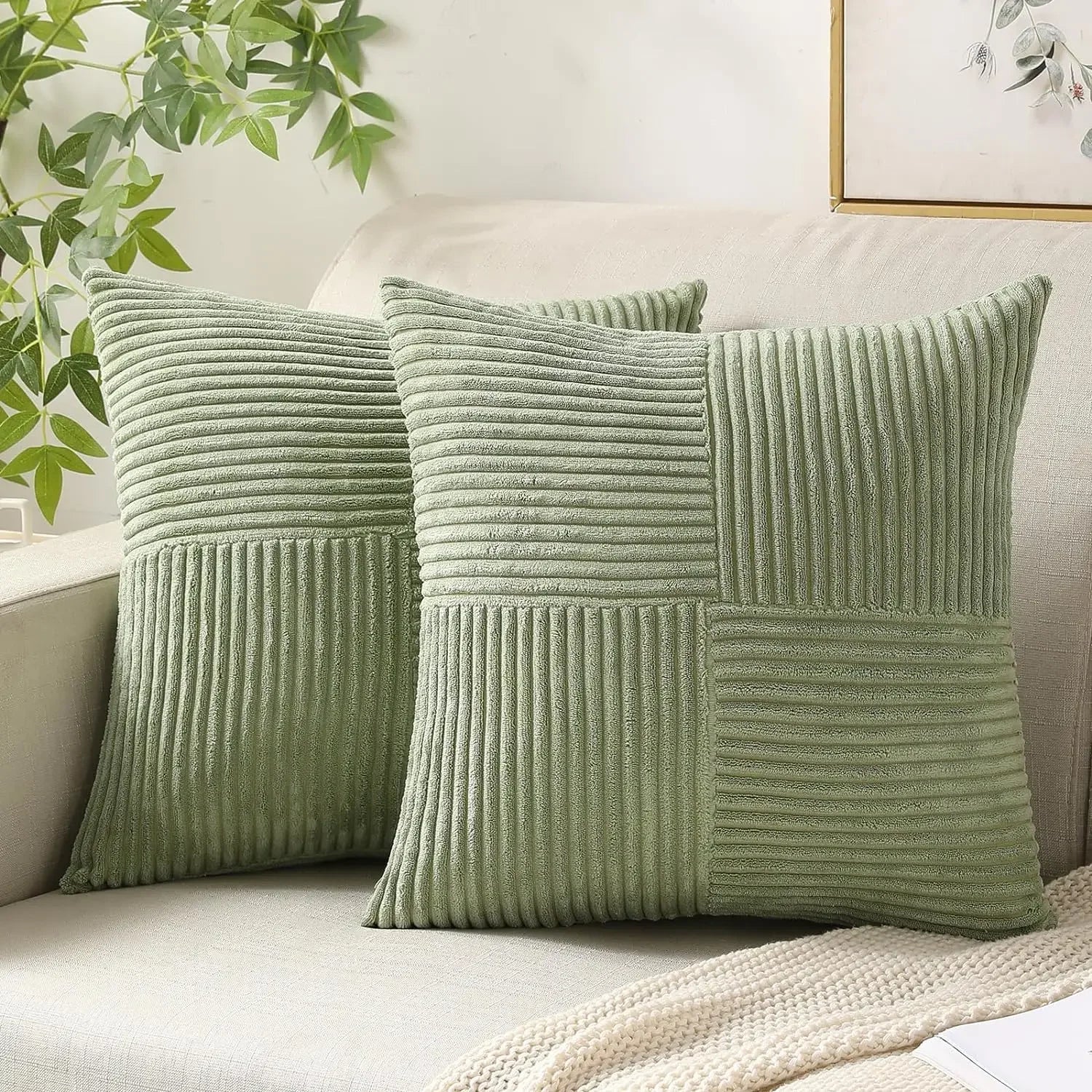 Koselig corduroy kastepute i beige på moderne sofa. Dekorpute som gir varmt interiør til stue.
