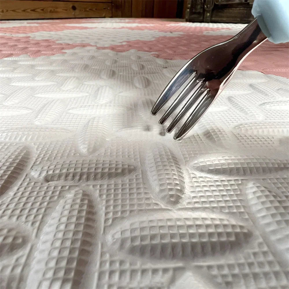 Tykk lekematte med puslespillbrikker; skaper en myk og sikker lekeplass for baby og barn.