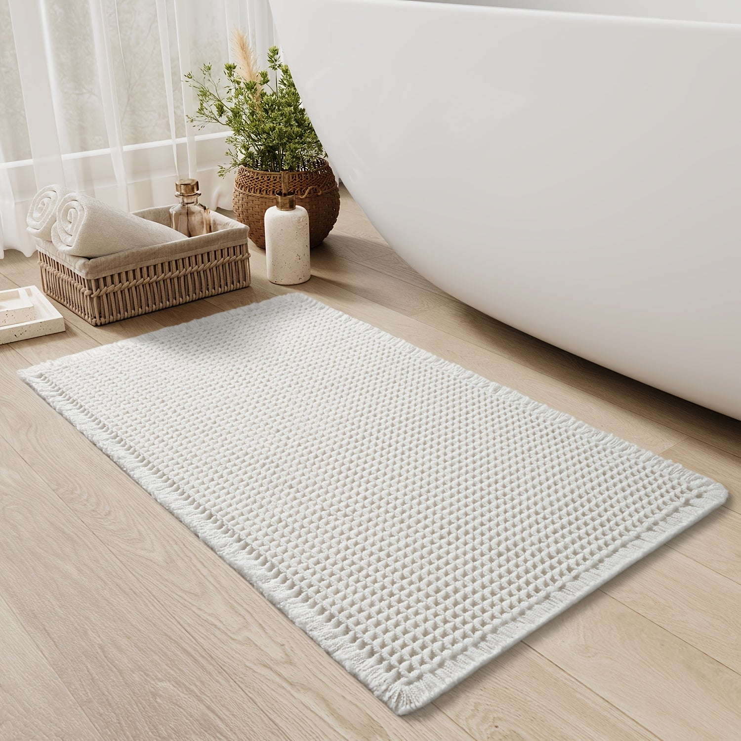 Sklisikker badematte med vaffeldesign. Absorberende og myk baderomsmatte for økt komfort og sikkerhet.