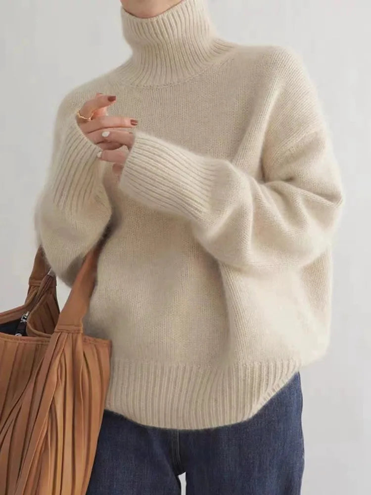 Komfortabel damegenser med høy krage, perfekt for casual vintermote. Myk og varm strikk.