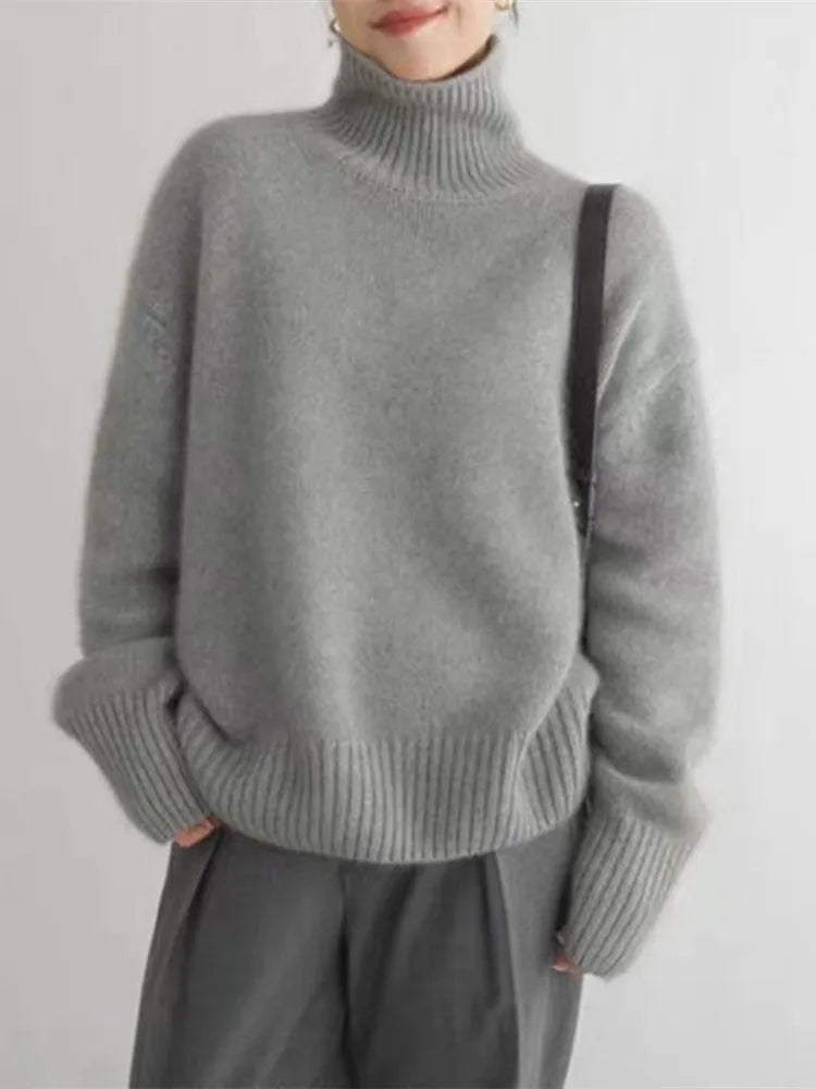 Varm og myk strikket damegenser med høy krage. Ideell for å holde varmen i vinterkulden med stil.