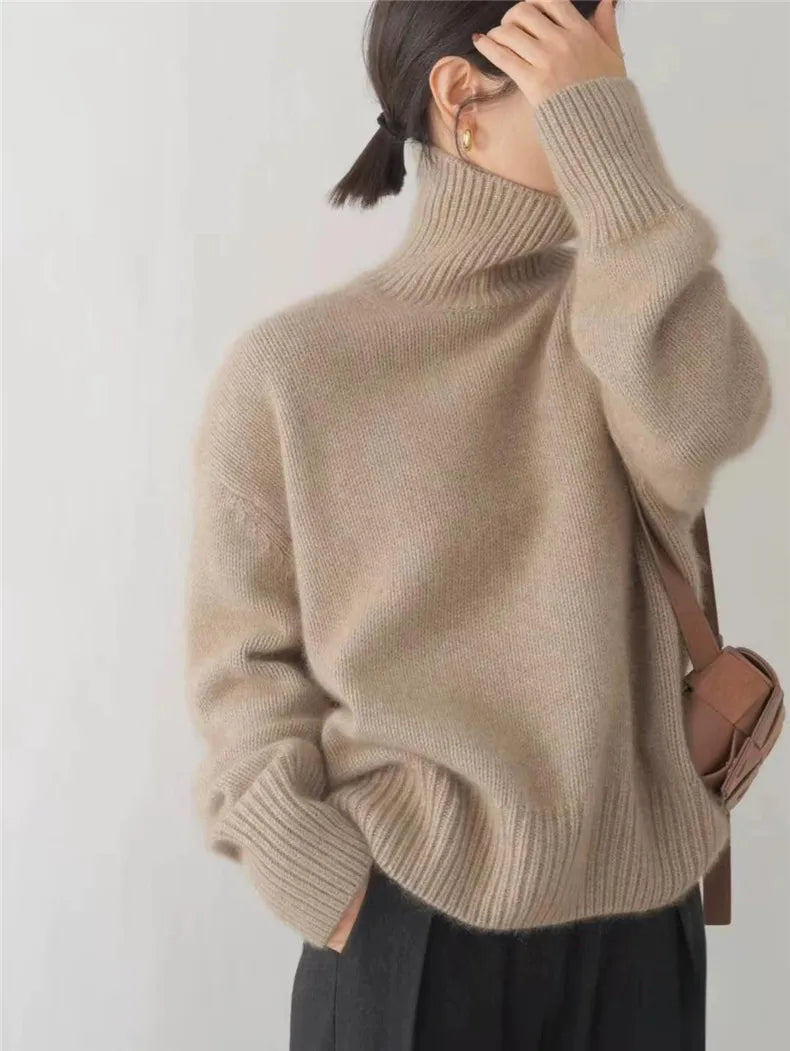 Stilren damegenser med høy krage, allsidig for både elegant og casual vintermote. Myk og varm.