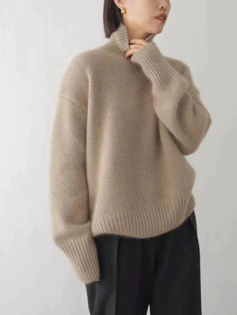 Damegenser med høy krage, sett på modell. Viser komfortabel passform og elegant stil for vinteren.