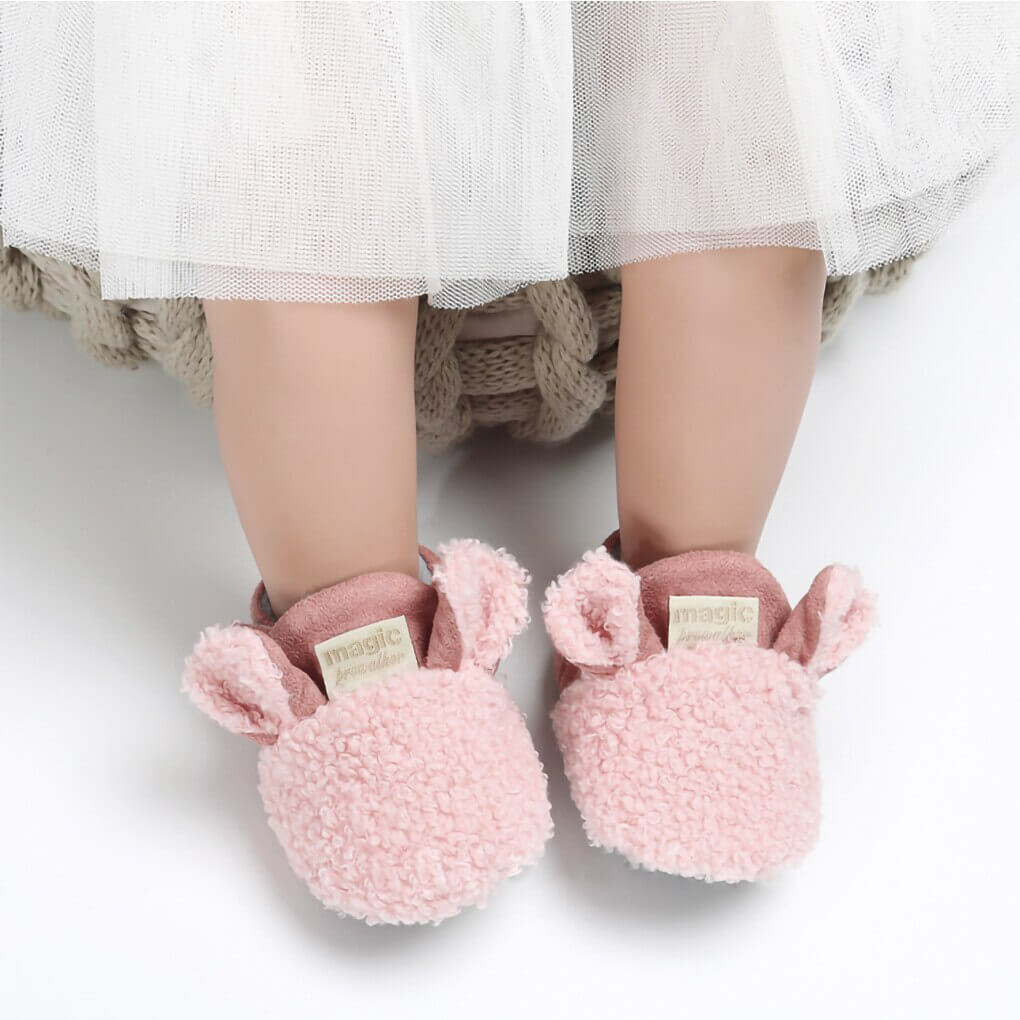 Babysko med lammefjes i myk bomull, enkel å feste og komfortabel for de minste