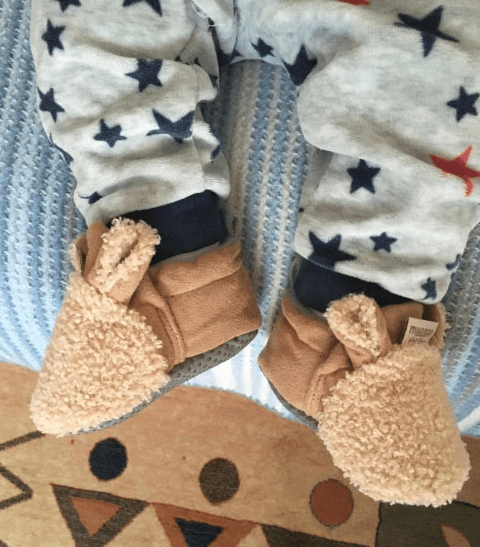 Babysko med lammedetaljer, designet for sikkerhet og komfort for de minste barna