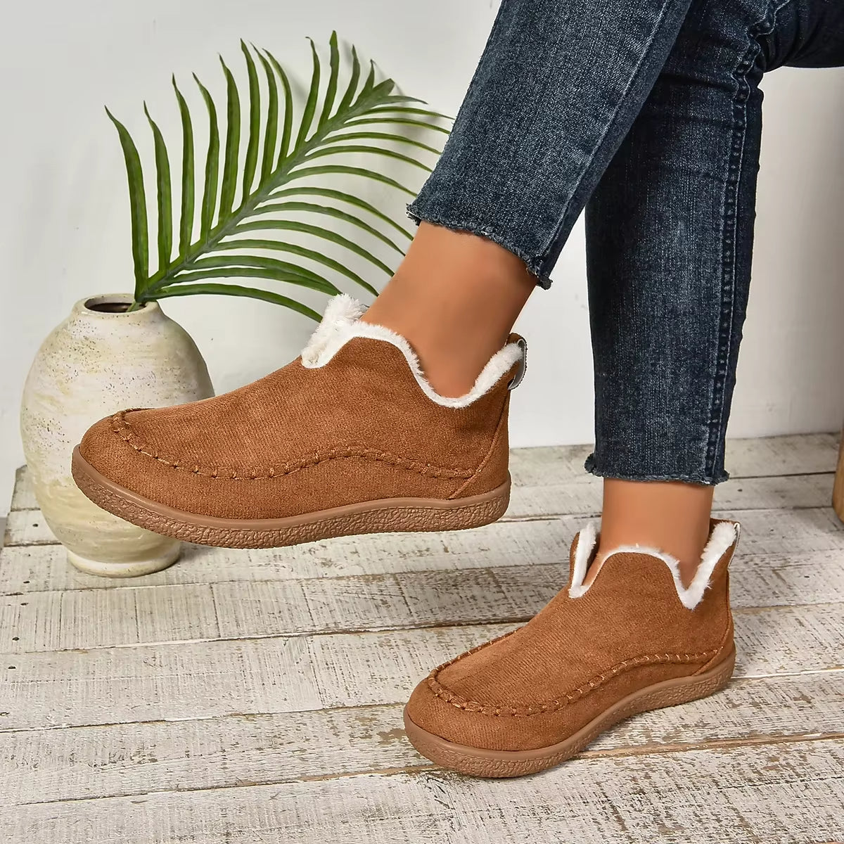 Behagelige slip-on tøfler for kvinner; myke, pustende og sklisikre innendørs sko til hytte og hjem.