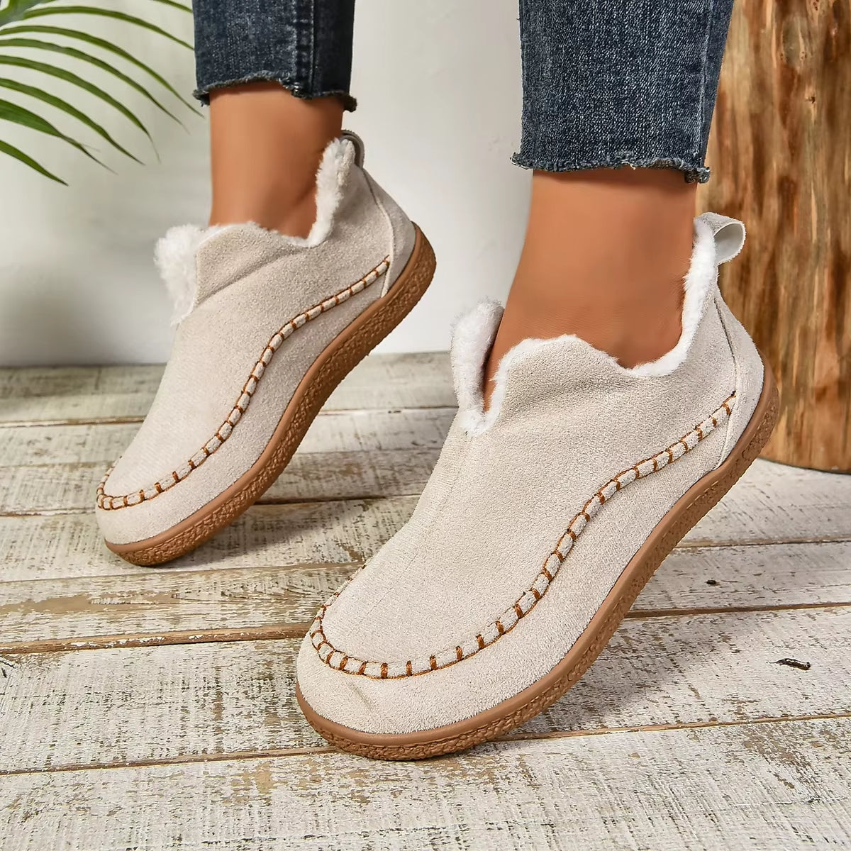 Myke plysj slip-on tøfler for kvinner, sklisikre og varme for optimal komfort hjemme.