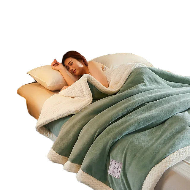 Mykt vinterfleecepledd i polyester, perfekt for kalde kvelder hjemme og avslapning.