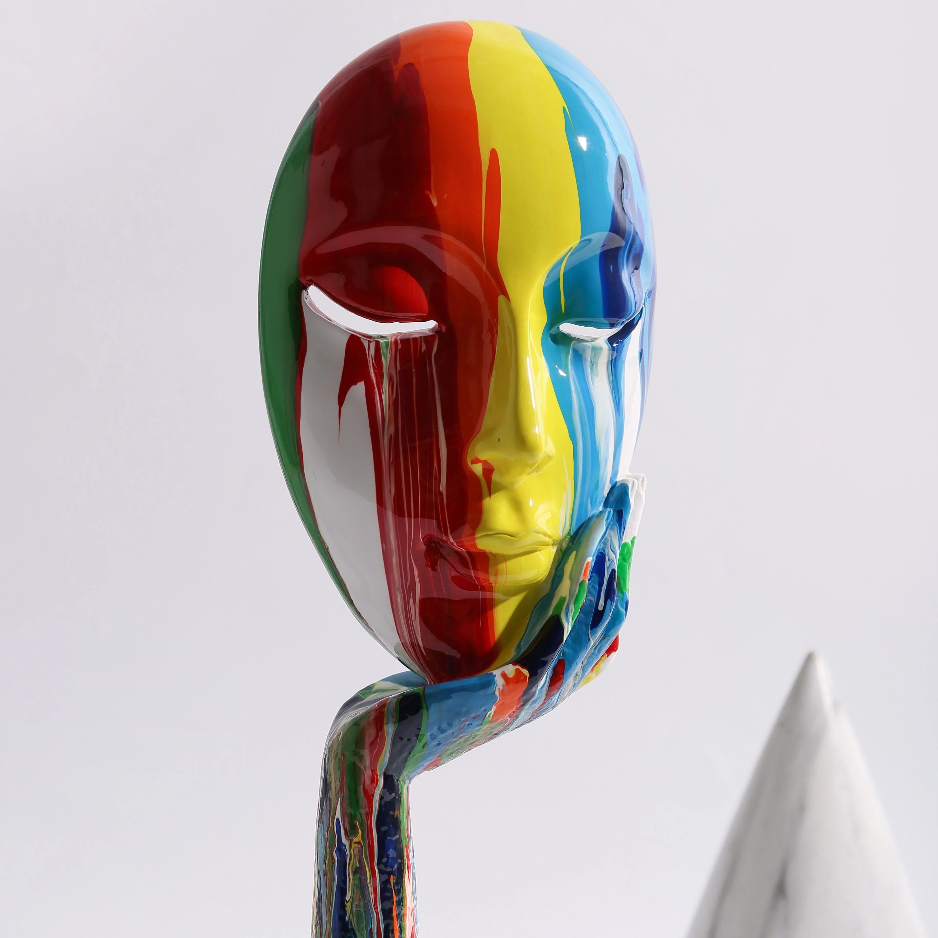 Moderne gul dekorativ maske, uttrykksfull kunst for å pynte opp hjemmet, laget av resin