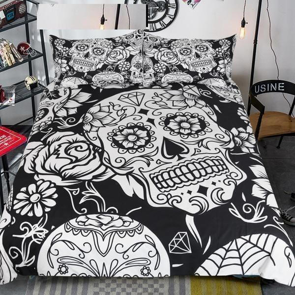 Detalj av hodeskalle-mønster på mykt polyester dynetrekk. Perfekt for moderne soveromsdekor.