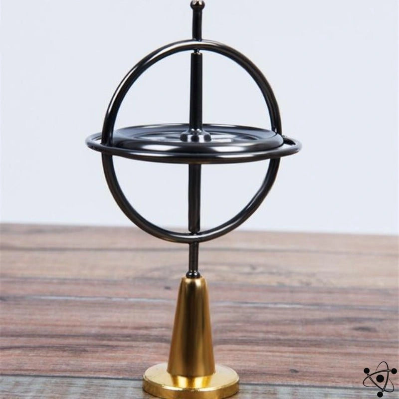 Elegant gyroskopisk skrivebordsleke i metall, en fokusleke og vitenskapsleke, som en stilren kontordekorasjon.