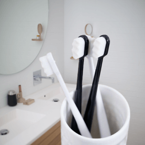 Antibakteriell nano tannbørste for dyprens. Ideell for sensitiv tannpleie.