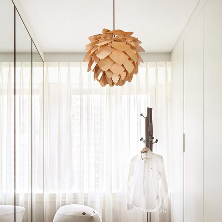 Moderne pendellampe i tre med distinkt kongle design, for stue eller spisestue.