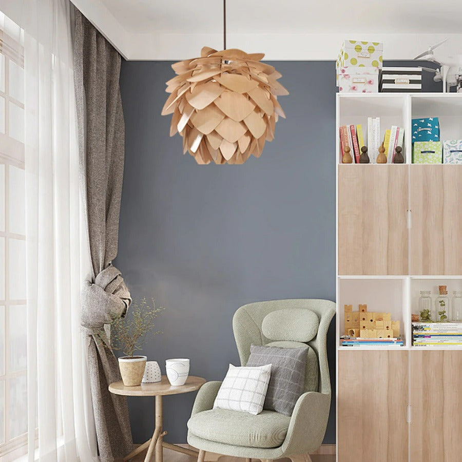 Nordisk-inspirert tre pendellampe, kongleformet for justerbar og myk belysning.
